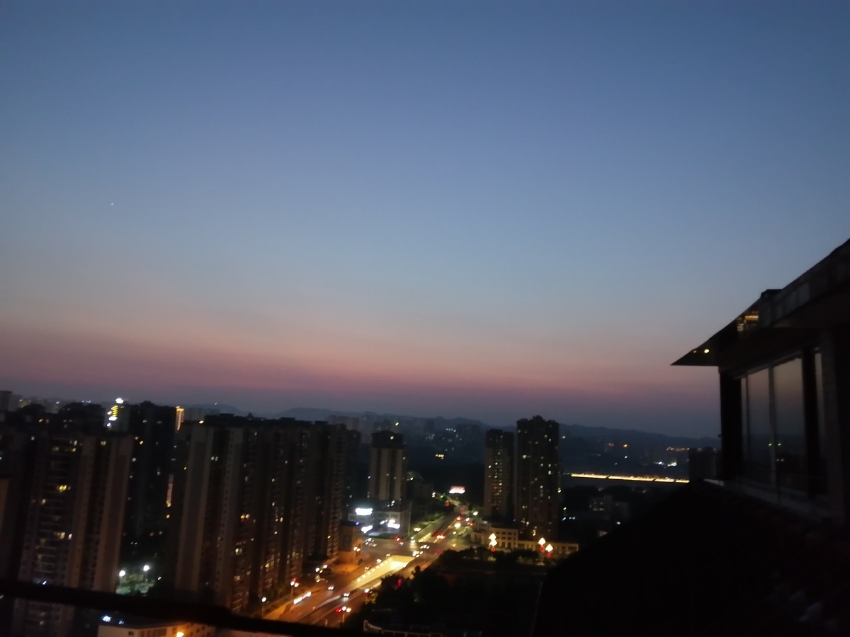 中午的湖和刚才在顶楼拍的夕阳明明立秋了为什么还是这么热啊啊啊啊