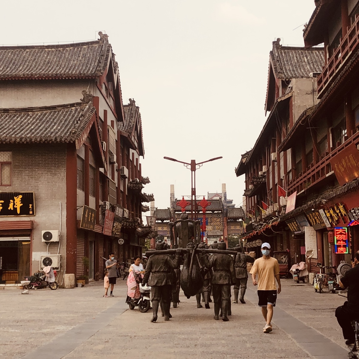 那就逛一下紫石街幸识一下武松打虎的场面