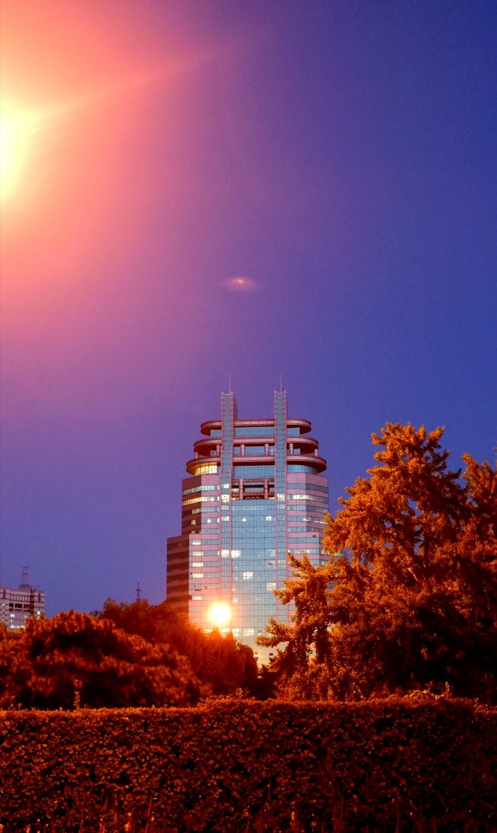 夜晚霓虹灯下的北京