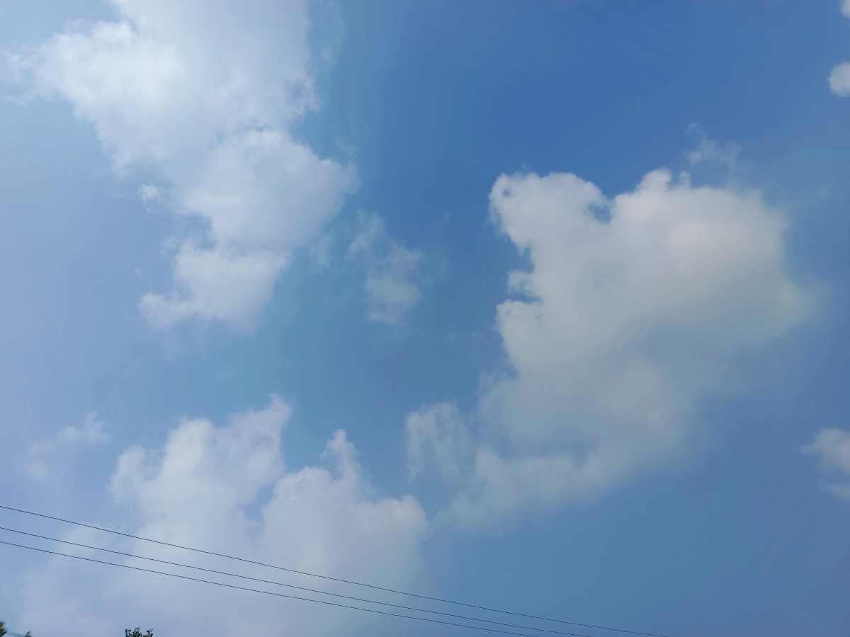 雾霾蓝色的天空