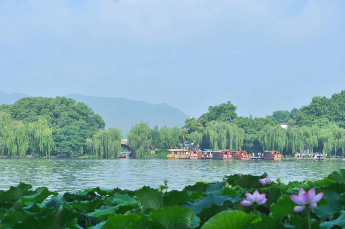 水光潋滟晴方好西湖河畔