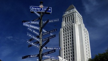 市区大楼前的街道标志.jpg