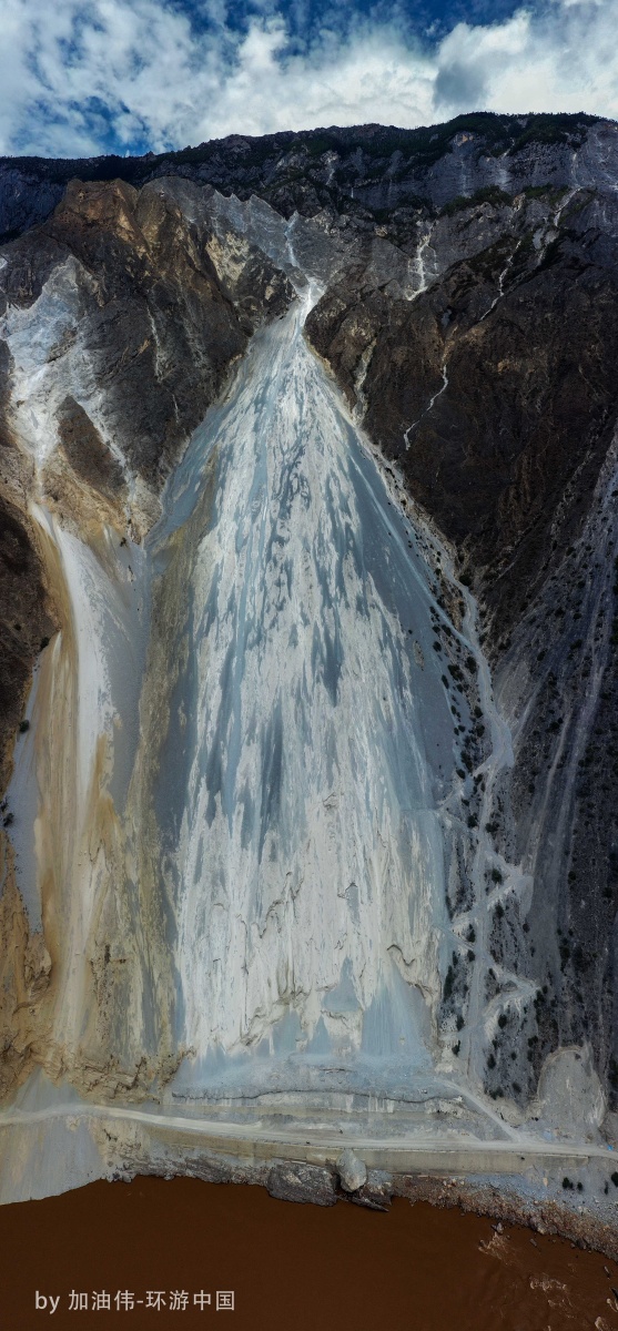 丙察察公路上的大流沙也被称为梅里雪山心脏流出的血