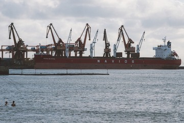 971557
