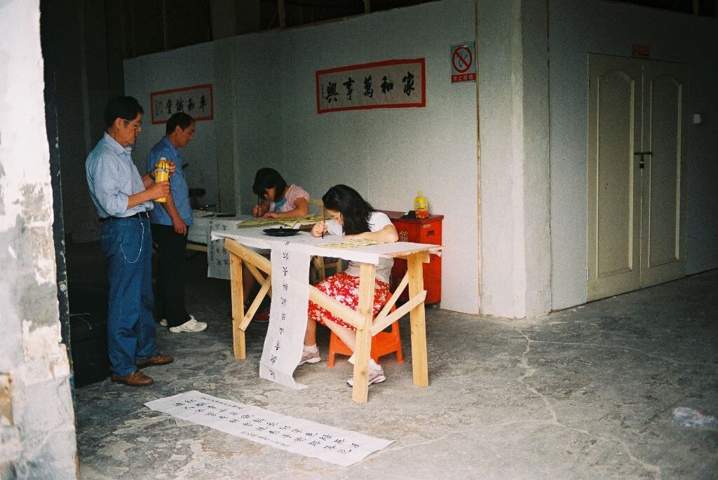 5月<br />
依然是在去斯文里的途中,路过某个破旧的简易房,里面两个小孩正在认真的写着毛笔字,中国的传统在这里传承。