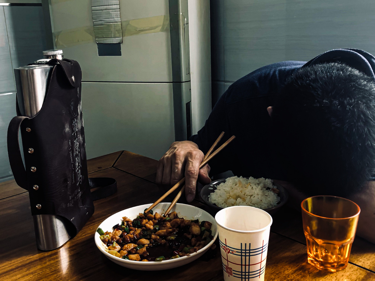 午睡大叔吃饭吃一半就爬桌子上睡着了过了一会儿来了一个电话接了电话