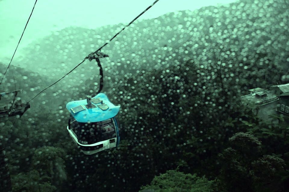 雨中的缆车<br />
