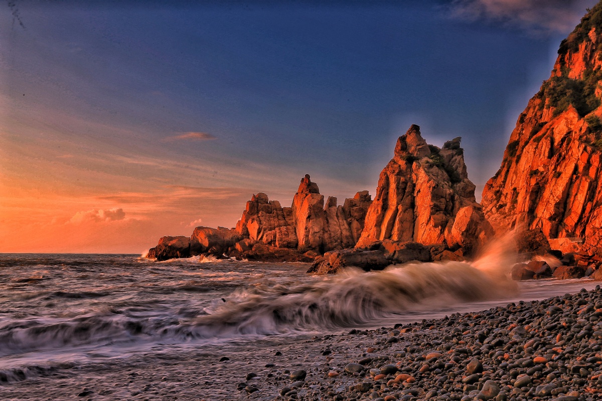 温州洞头半屏山清晨4点从垂直山崖下达涯底拍摄浪击礁岩