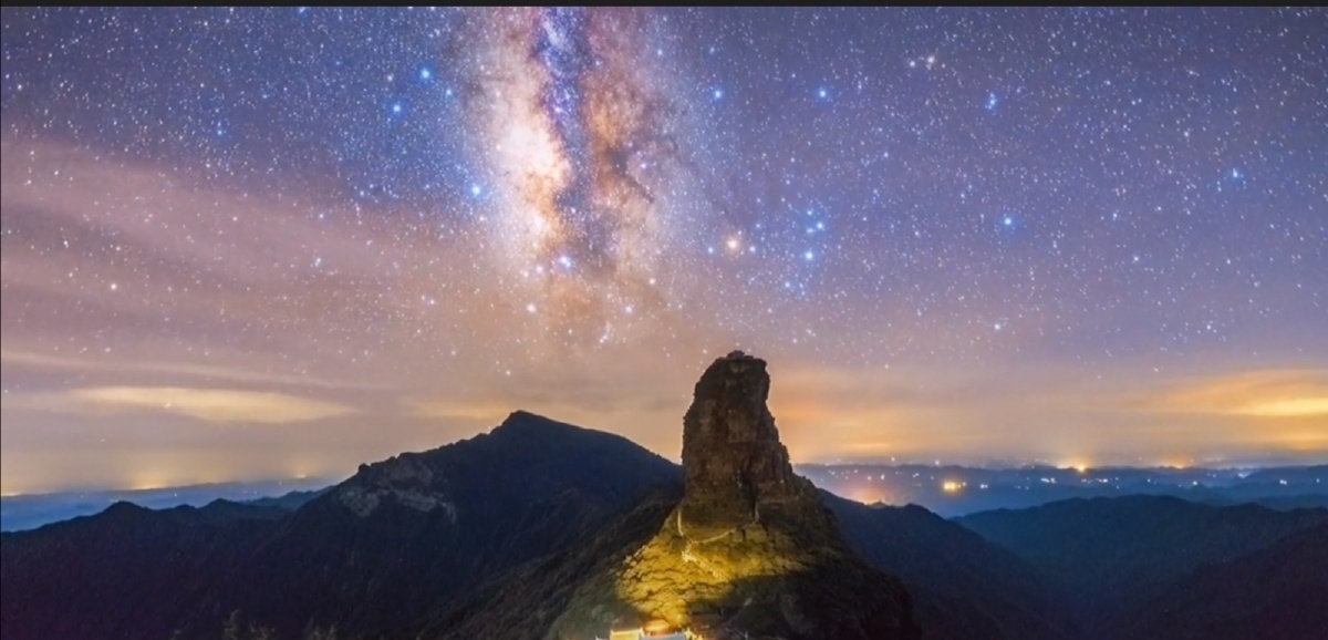 若不是亲眼所见就会怀疑这片星空是否真实贵州梵净山的夜晚抬头便是