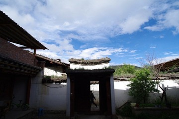 院子里,阳光很好