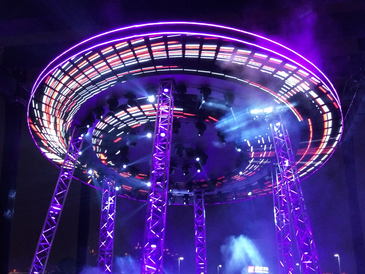 梦幻灯光节科技感十足飞碟