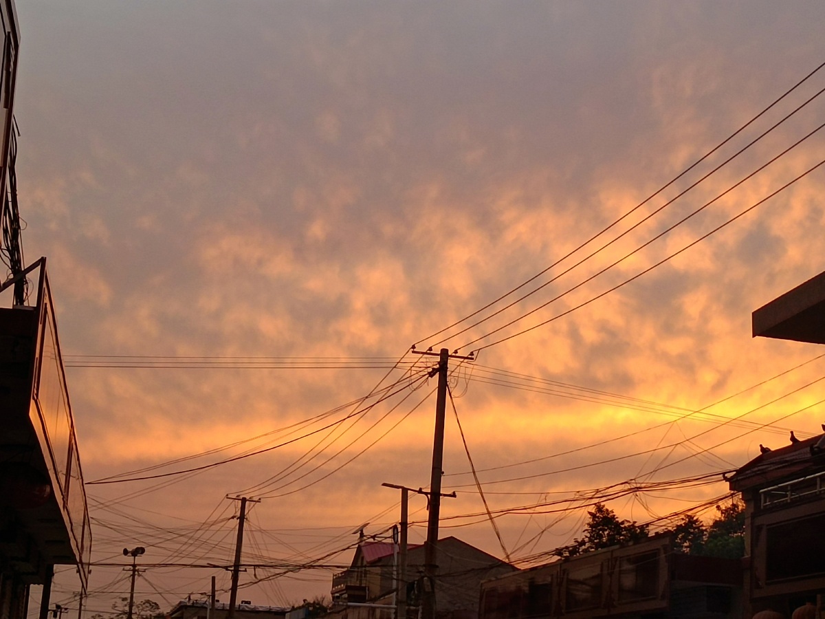 夕阳的余晖洒满繁忙的街道