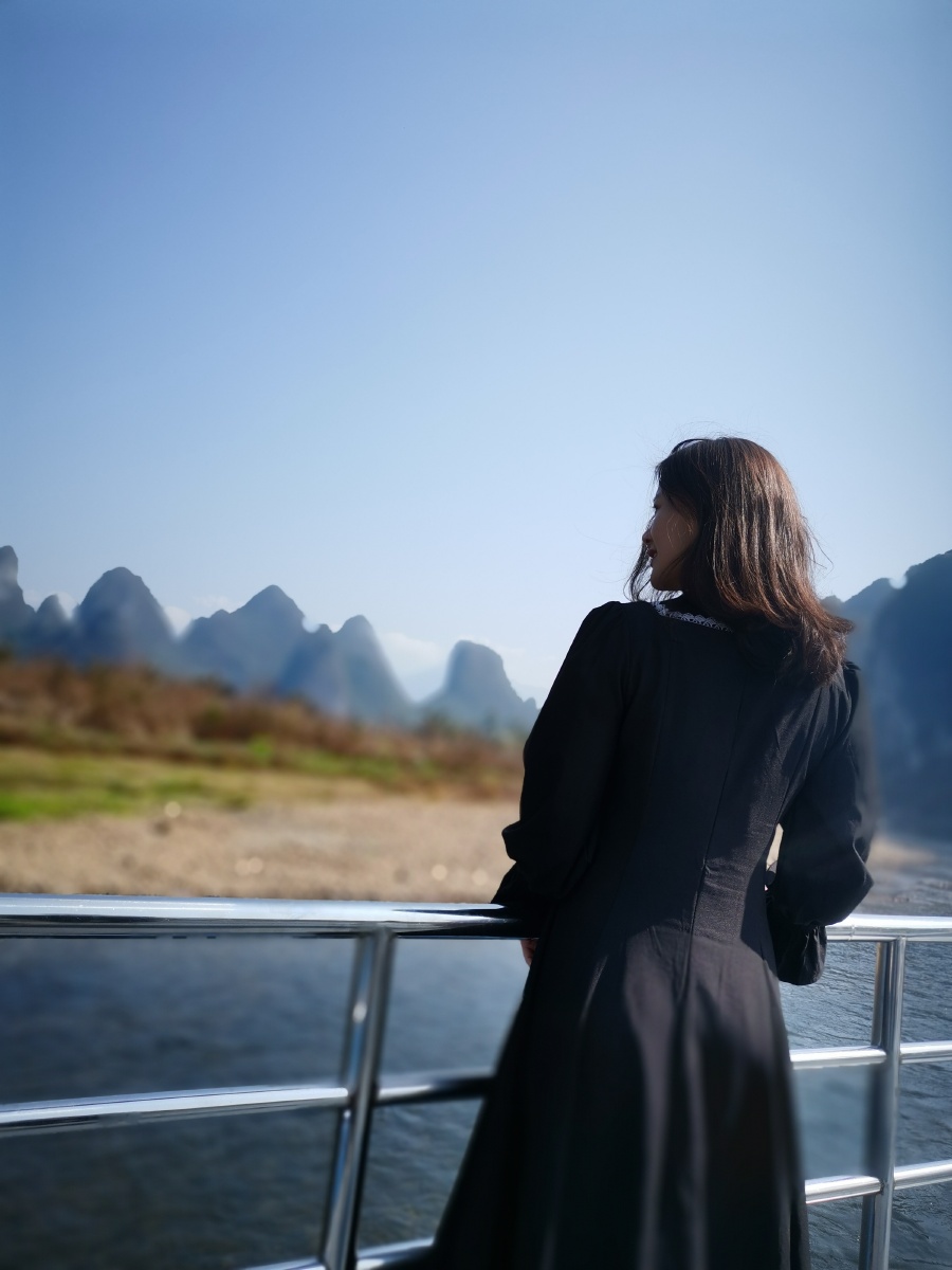 眺望远处的山是20元人民币上面的山呀