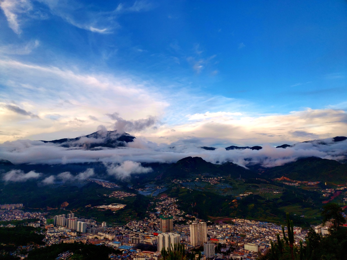 怒江玉屏山上俯瞰傍晚时分的南坪县城