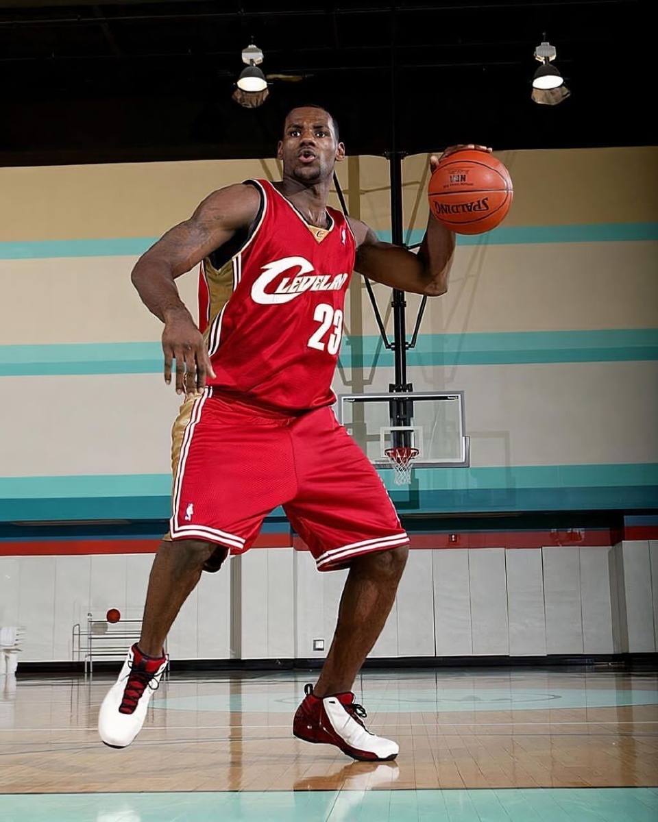 骑士10的勒布朗詹姆斯有着青涩的面孔却怀揣着夺得总冠军的的梦想希望