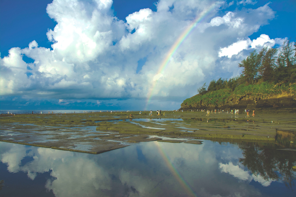 海滨风光 彩虹倒影 蓝天白云 游人