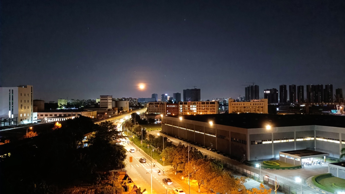 华灯初上夜未央