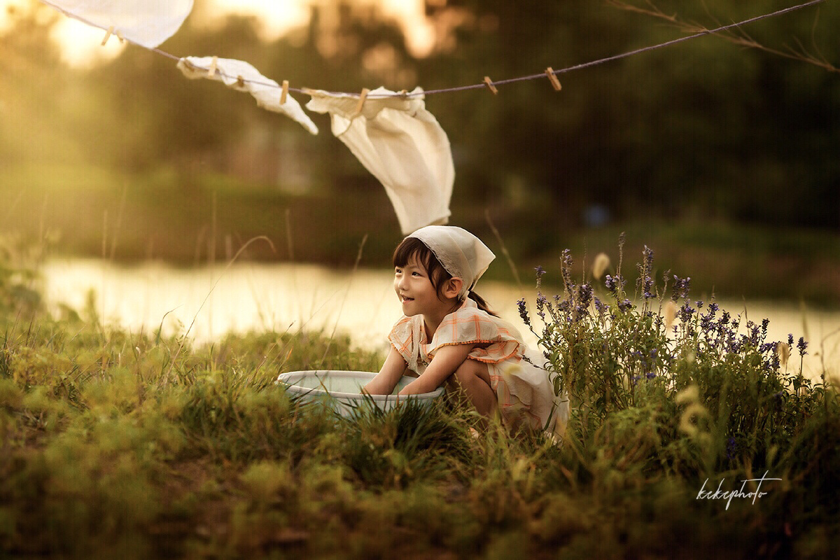 晾衣服的勤劳女孩