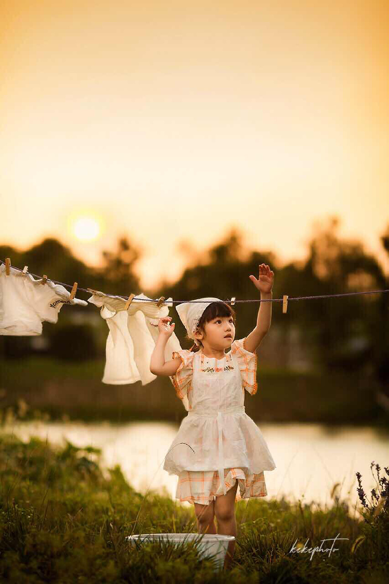 晾衣服的勤劳女孩