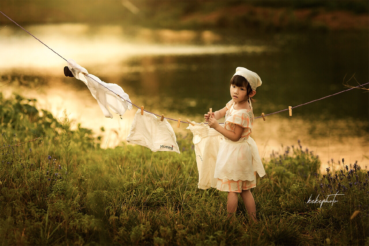 晾衣服的勤劳女孩