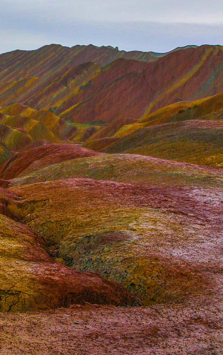 雨后七彩丹霞地貌