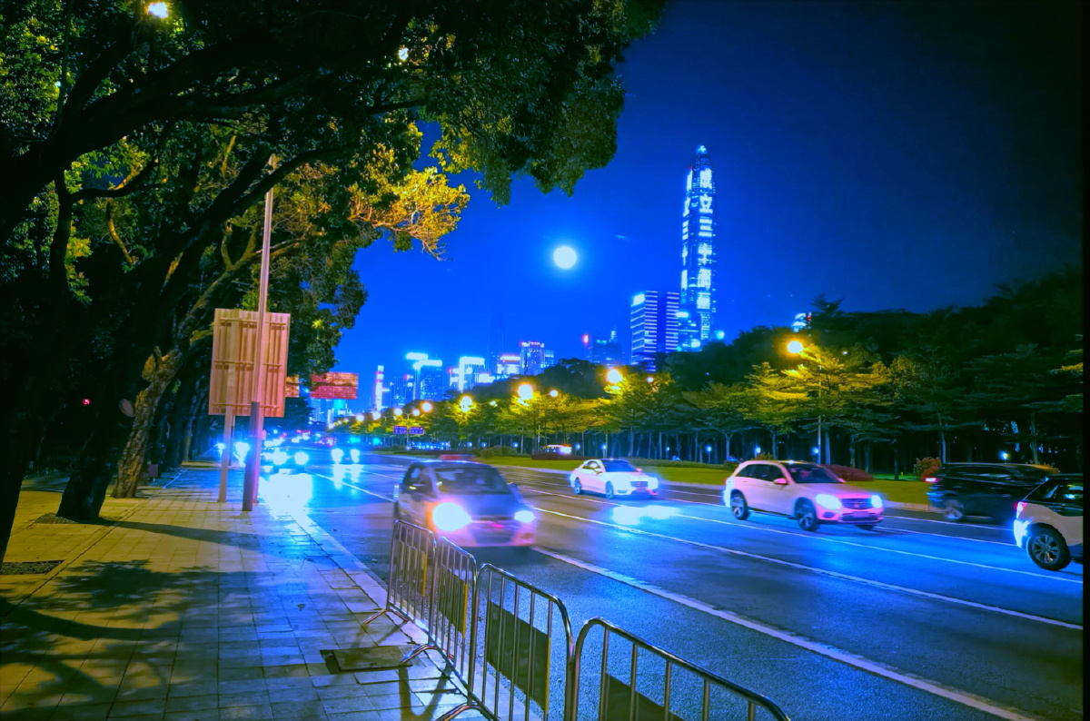 深圳的夜晚天蓝蓝的树绿绿的车流不息的明月高悬的