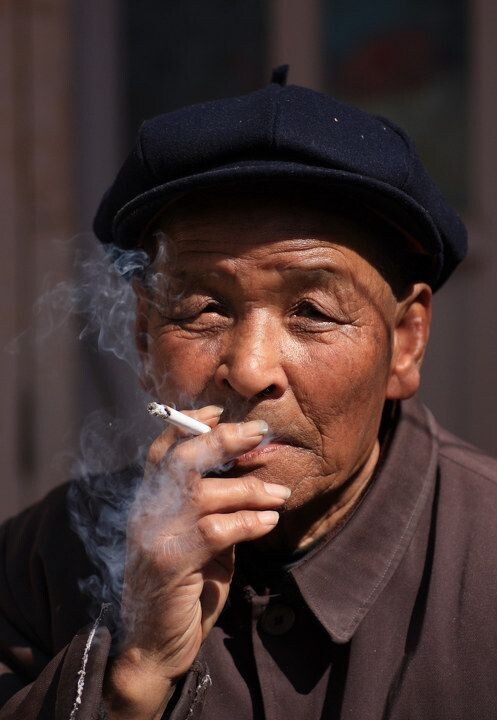 吸烟的父亲<br />
吸烟的父亲~~印象深刻！
