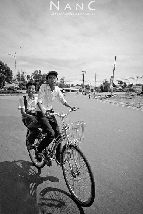 哥俩好<br />
来自越南美奈的一对好基友。。。坐在摩托车上好不容易抢拍下来的昂。。。