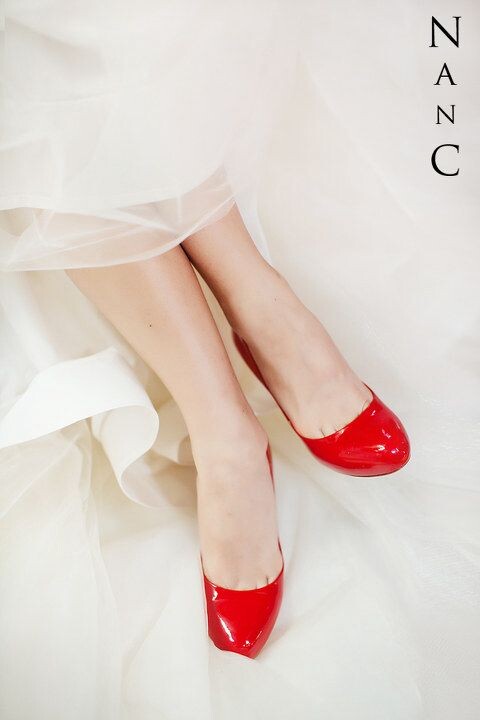 红鞋<br />
每个女人都该有一双红鞋，不管是Christian Louboutin、Ferragamo、MiuMiu或是大众品牌的Belle、STACCATO。。。你都必须有至少一双红鞋，用它来HOLD住你的一生。所以最好的女子们，穿上红鞋，迎接你的完美婚礼吧！