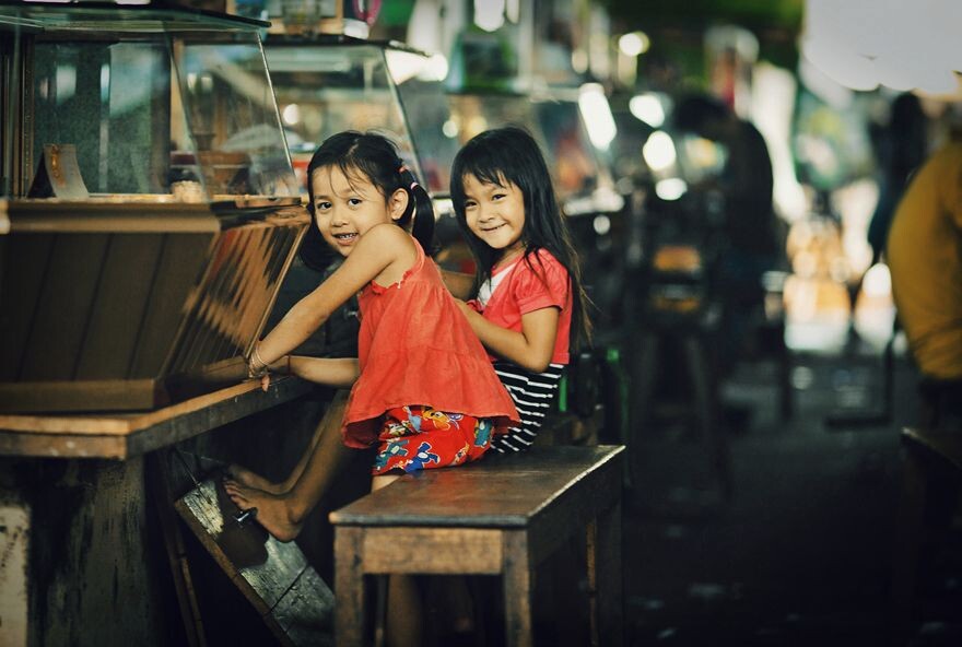 会微笑的童年<br />
那天在集市里遇见了两个柬埔寨小女孩，坐在破旧的橱窗前冲我浅浅的微笑。不得不承认，这样的微笑充满了杀伤力，让我回忆起了属于我的那个午后清风伴着蝉声一唱一和的童年。