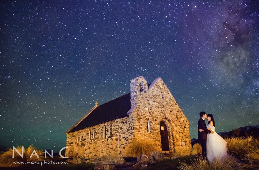 lake tekapo，第一个世界自然遗产星空保护区，据说也是离星空最近的一个小镇。在这里，用肉眼就能望到天空中的银河与满天星斗，银河慢慢的从牧羊人教堂背后升起再到头顶，斗转星移仿佛置身于童话世界里。