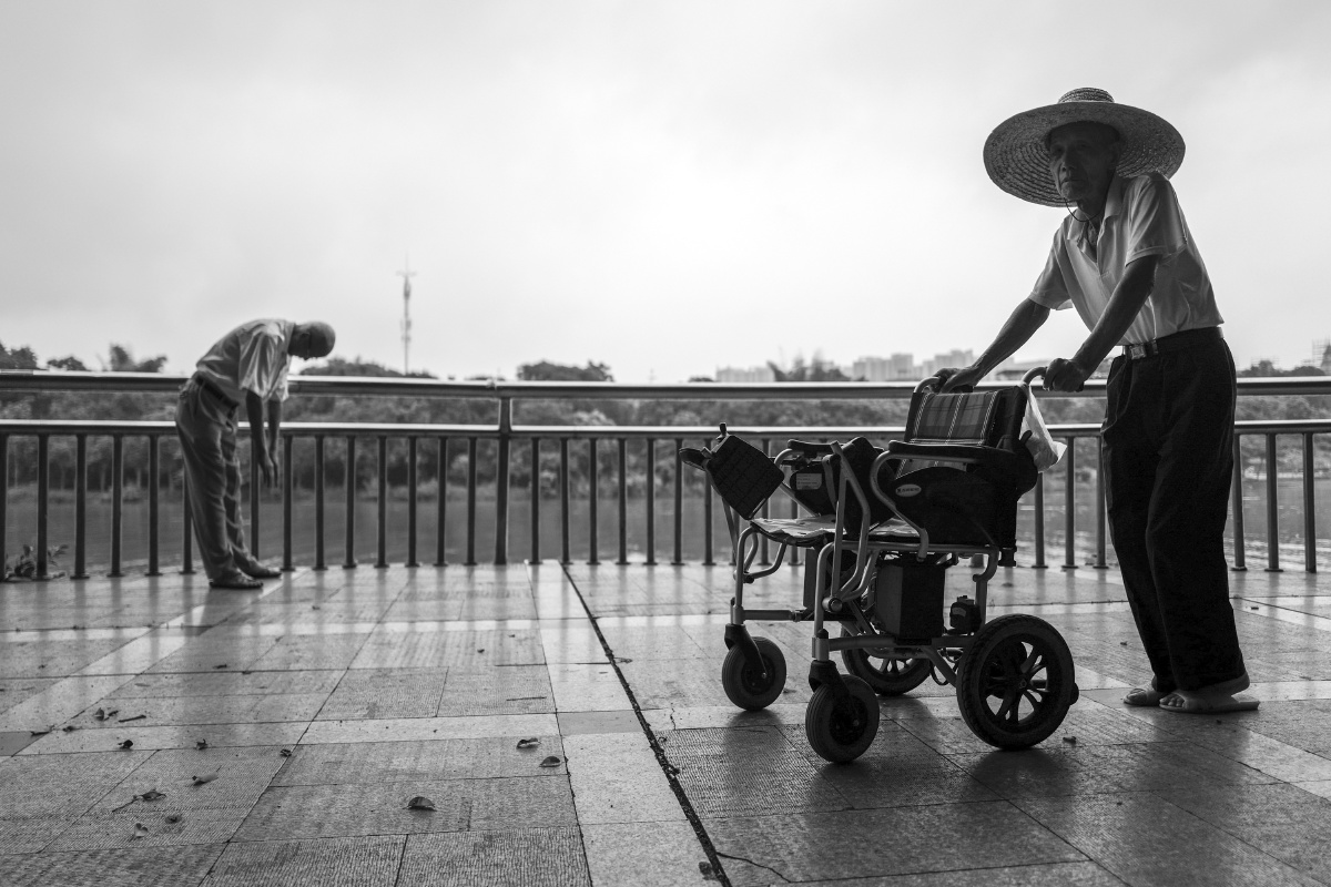 在平地推着轮椅慢慢行走,锻炼腿部.2019年7月,百色