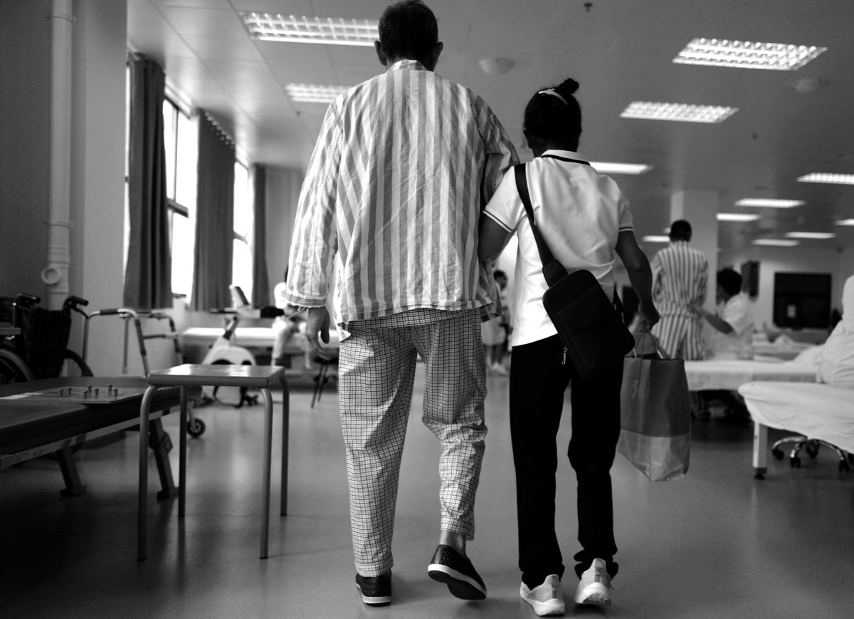 轻症者在开始锻炼时候也需要搀扶才能慢慢行走.2020年7月,百色