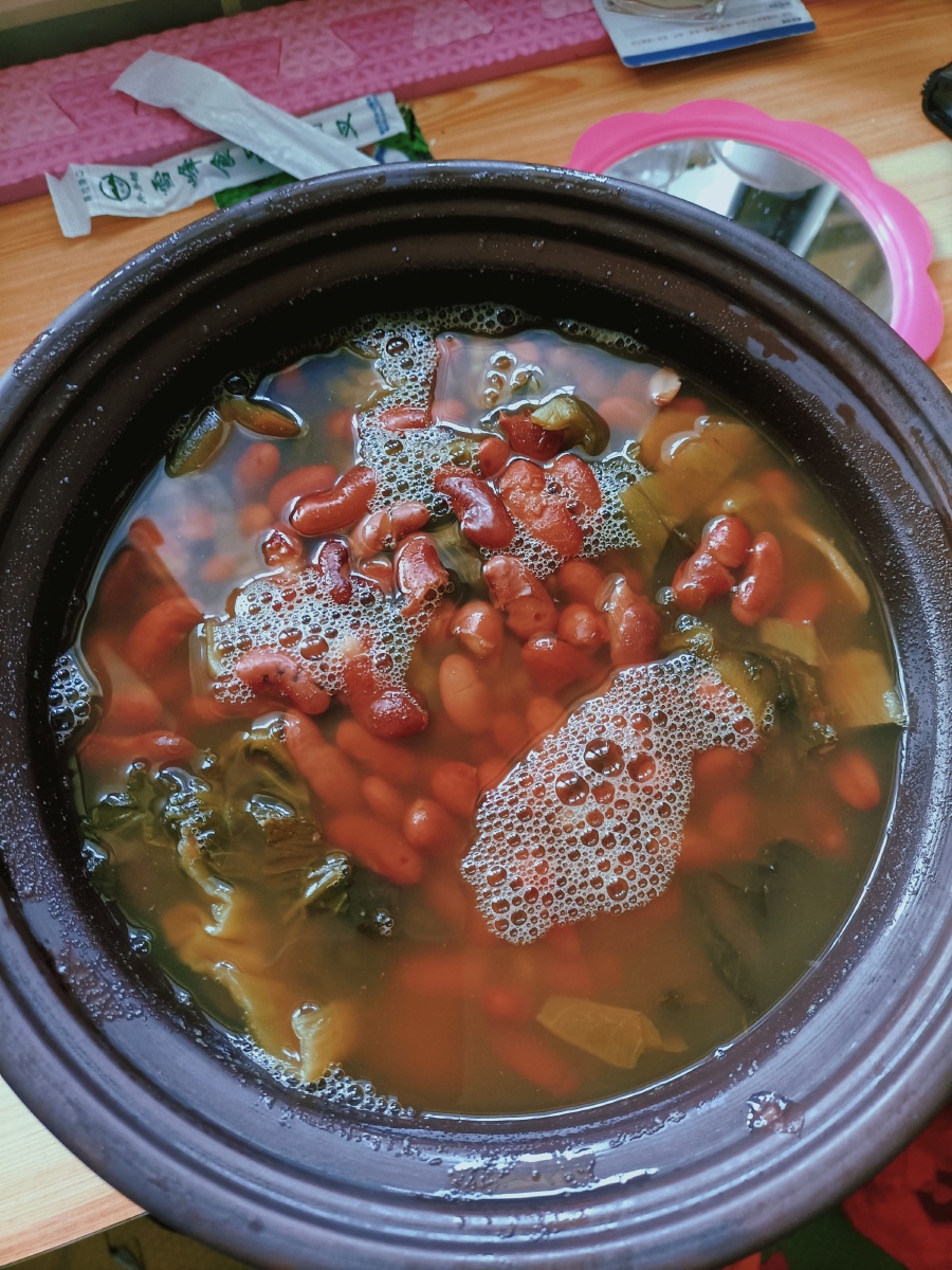 家乡味道人间极品啊地道的火腿腊肉加红豆酸菜汤那是一个爽口