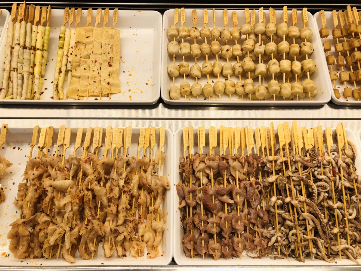 棒棒鸡选上自己爱的串搭配麻辣芝麻油酱料美味开始撸串吧