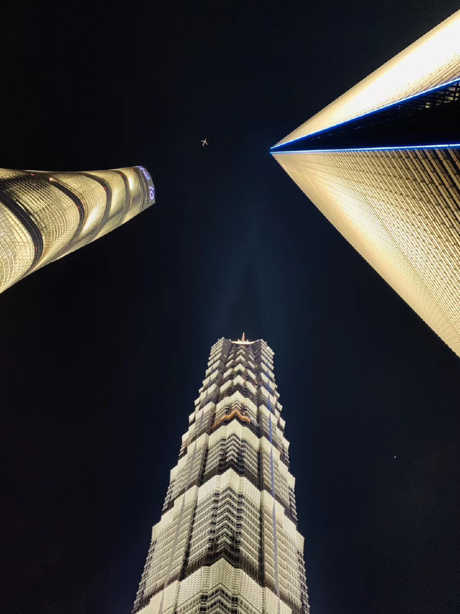 陆家嘴的三大件强行入镜的小飞机