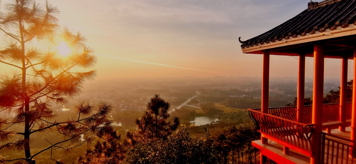 化州石龙山顶看日出