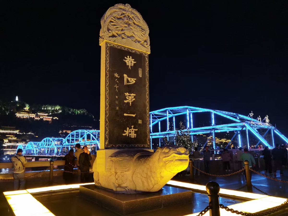 兰州中山铁桥夜景网红地打卡留个影