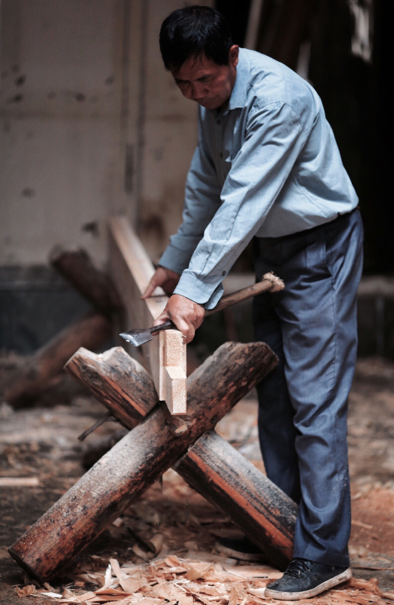 《力不从心》,手艺娴熟的木匠早已没了当年生龙活虎的干劲,吃力得用手