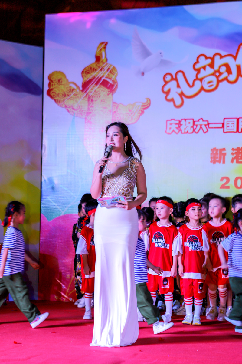 参加妞妞的六一儿童节随手蹭拍主持人