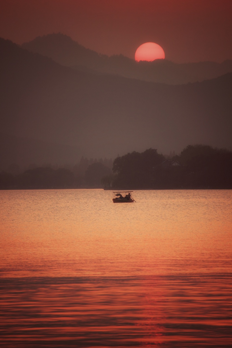 白发渔樵江渚上惯看秋月春风