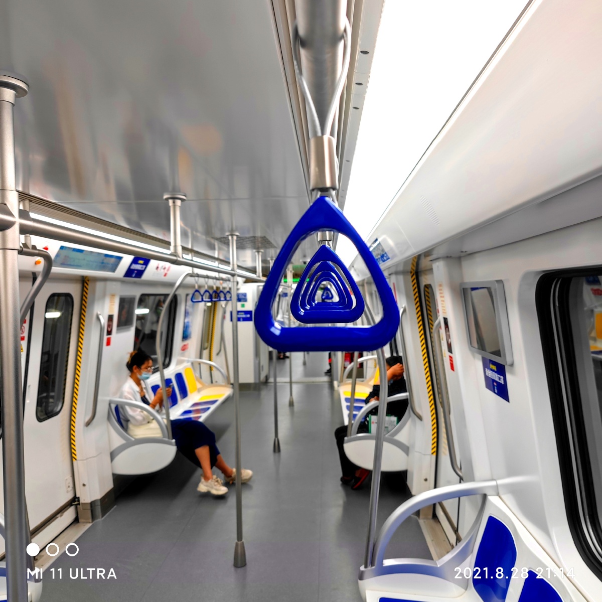 高峰期前后,济南地铁内部…… - 摄影师162981372115638 - 图虫