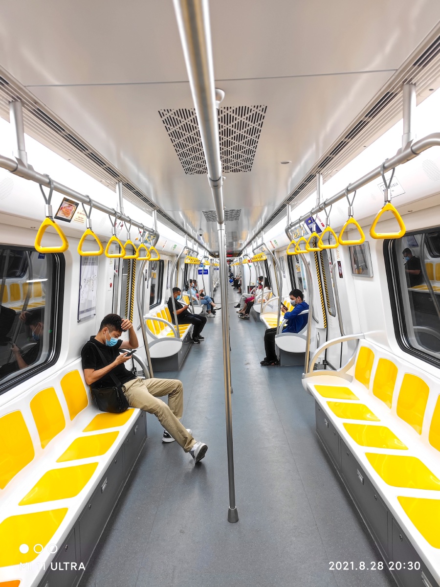 高峰期前后,济南地铁内部…… - 摄影师162981372115638 - 图虫