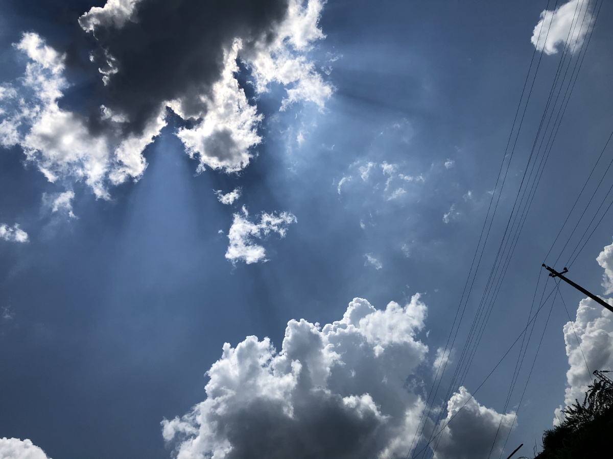中午的天空太阳被乌云遮挡