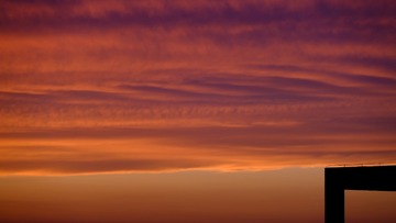 105015