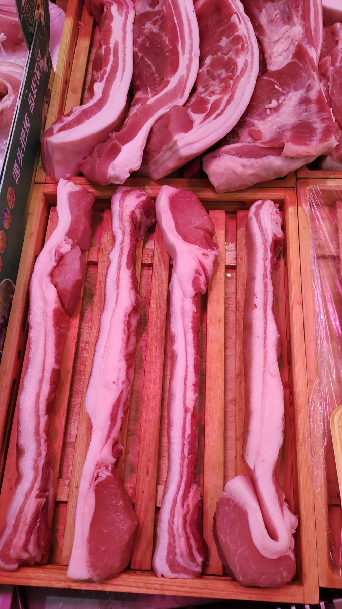 超市中售卖的猪肉五花肉筒骨