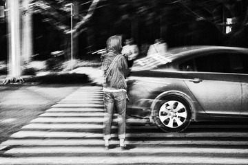 夜晚上过马路的女人@白鹭洲路