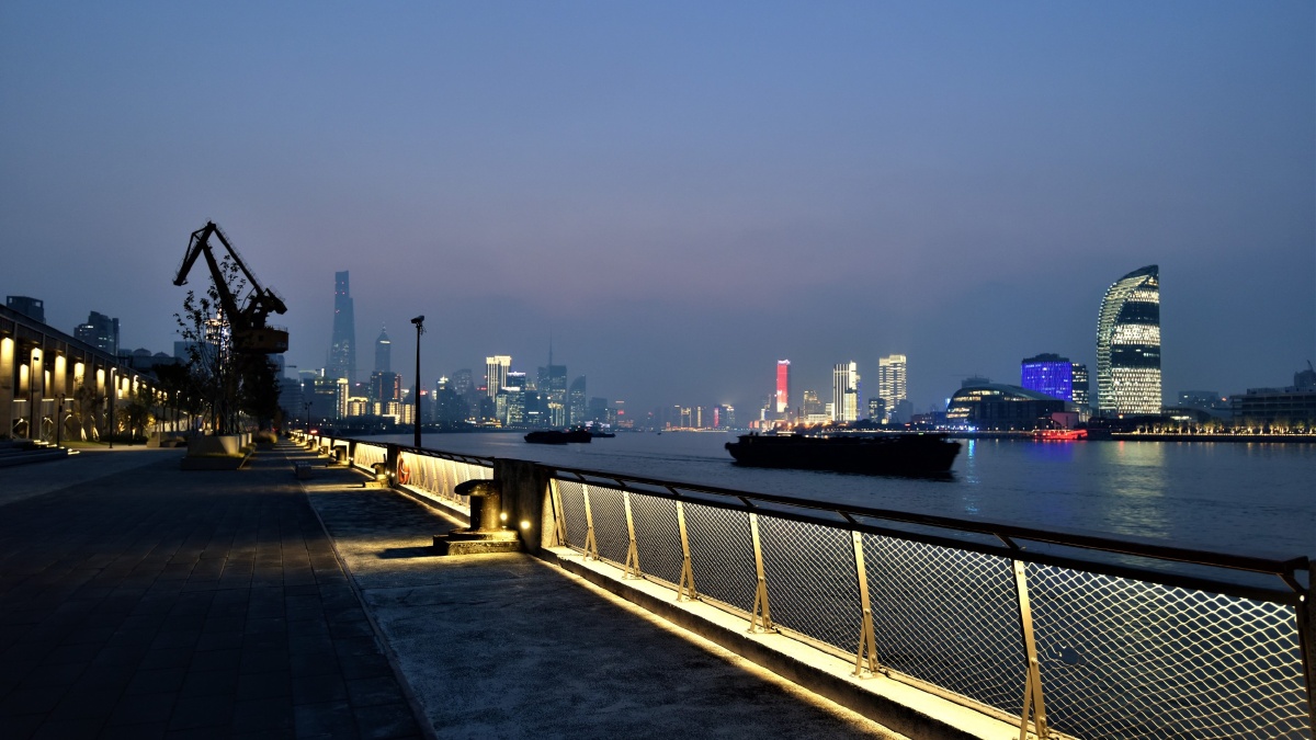 昔日黄浦江边的驳船码头,当年的大吊车和岸边仓库,成了今日的装饰和