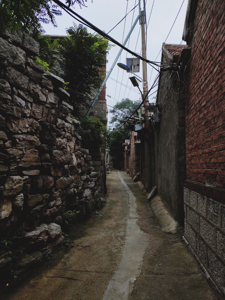 巷子从土到水泥的变化从没路灯到有路灯从小时候的熟悉到长大后的怀念