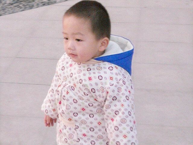 看什么<br />
外拍时无意中进入我的镜头的小宝贝！